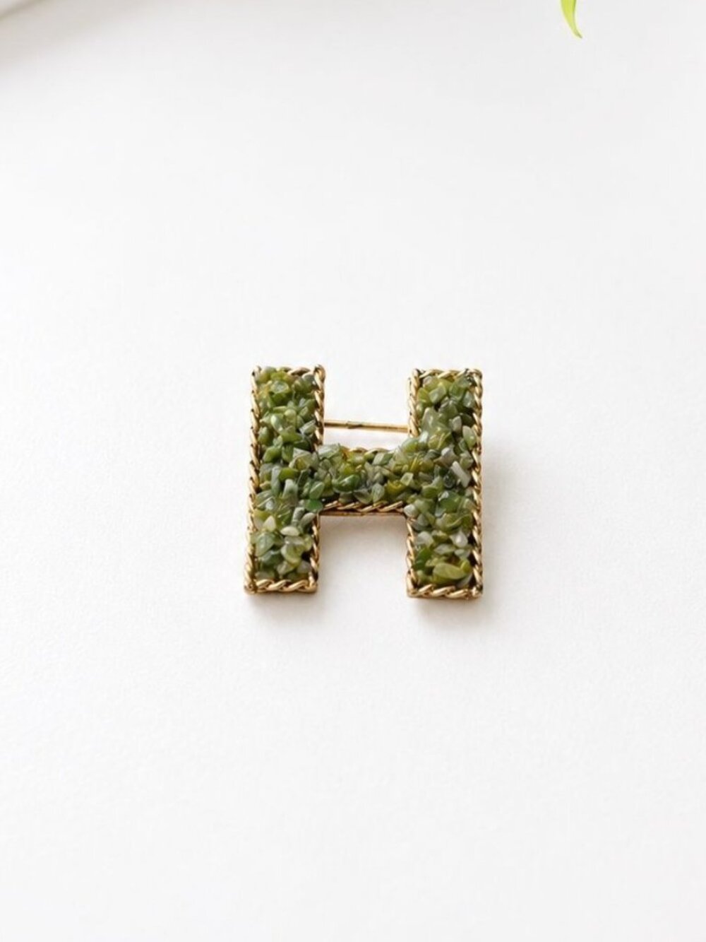 Vintage Gold-Tone Green Stone-Inlaid "H" Brooch Pin Rope-Edge Design 4cm x 4cm